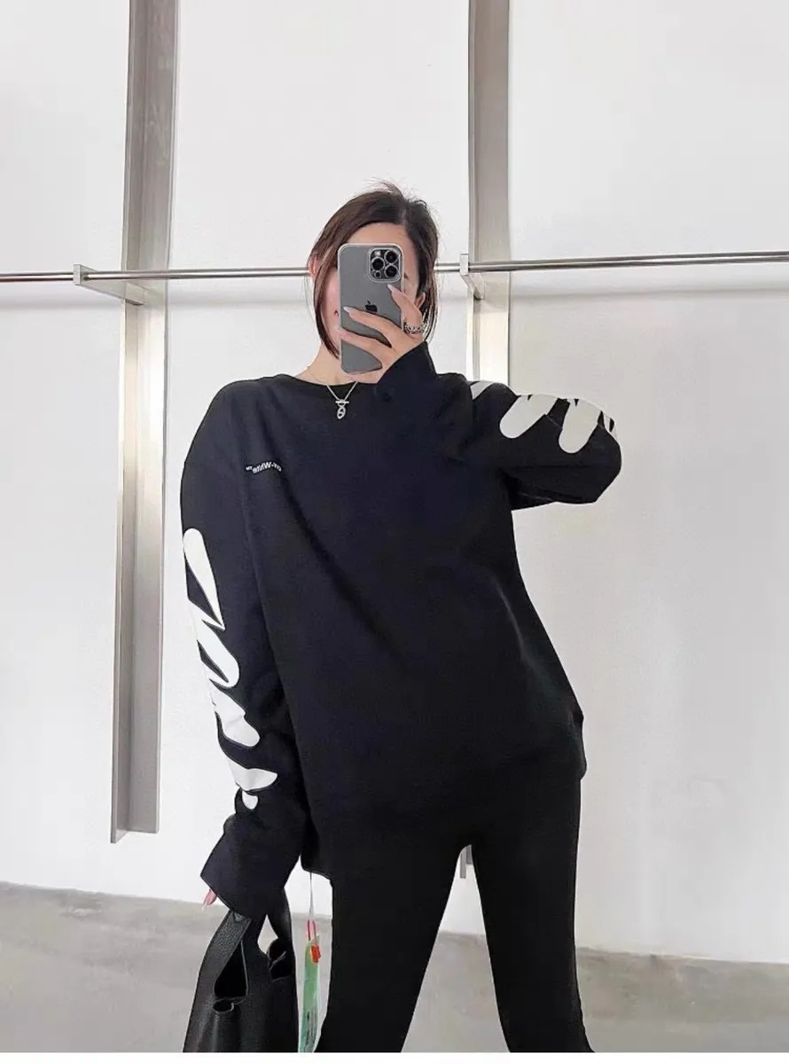 ♻️💯Upper body reference model picture❤️Top version OFF-WHITE OW black and white graffiti brush wave pattern zebra crossing ECG men's and women's loose T-shirt men's and women's same style round neck sweatshirt After the ECG series, the tiger stripe pattern appears again. This may be another simple and luxurious new model after the merger with LV. Awesome black and white color scheme, new artistic derivation of signature elements, and simple fashion style is remarkable. Small dropped shoulders, slightly wide style, suitable for both men and women.  Imported glue technology, extremely strong. 21 brand new washable collar label tags, customized one to one. The fabric is 480g double-ply double-yarn terry fabric, which is full of drape and smooth to the touch. A must-have for fall and winter!  Color: Black Size: XS-L P:360